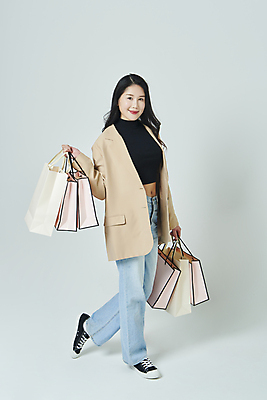 포토 JPG 스튜디오촬영 전신 우먼라이프 응시 여자 회색배경 실내 한명 서기 미소 들기 20대 성인 옆모습 쇼핑 쇼핑백 한국인 성인여자한명만 국내포토 1 라이프스타일 시선 뷰포인트 백그라운드 가방 모션 표정 사람 동양인 청년 내부 회색 여자한명만 성인여자만 파일형식