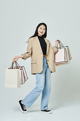 포토 JPG 스튜디오촬영 전신 우먼라이프 응시 여자 회색배경 실내 한명 서기 미소 들기 20대 성인 앞모습 옆모습 쇼핑 쇼핑백 한국인 성인여자한명만 국내포토 1 라이프스타일 시선 뷰포인트 백그라운드 가방 모션 표정 사람 동양인 청년 내부 회색 여자한명만 성인여자만 파일형식