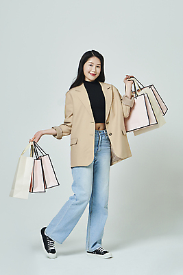 포토 JPG 스튜디오촬영 전신 우먼라이프 응시 여자 회색배경 실내 한명 서기 미소 들기 20대 성인 앞모습 옆모습 쇼핑 쇼핑백 한국인 성인여자한명만 국내포토 1 라이프스타일 시선 뷰포인트 백그라운드 가방 모션 표정 사람 동양인 청년 내부 회색 여자한명만 성인여자만 파일형식