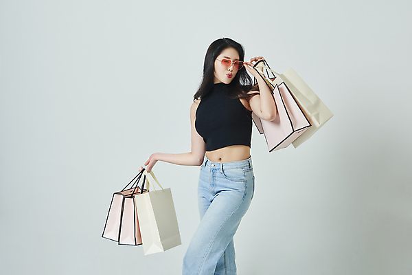 포토 JPG 스튜디오촬영 우먼라이프 여자 회색배경 실내 한명 들기 상반신 20대 성인 앞모습 쇼핑 선글라스 쇼핑백 한국인 다리꼬기 잡기 입내밀기 성인여자한명만 국내포토 1 라이프스타일 안경 뷰포인트 백그라운드 가방 모션 사람 동양인 청년 내부 회색 여자한명만 성인여자만 파일형식