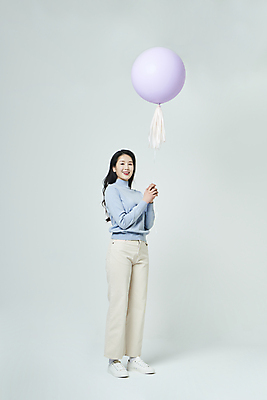 포토 JPG 스튜디오촬영 전신 우먼라이프 응시 여자 회색배경 실내 한명 서기 미소 20대 성인 옆모습 쇼핑 한국인 풍선 풍선잡기 성인여자한명만 국내포토 1 라이프스타일 시선 뷰포인트 백그라운드 모션 표정 사람 동양인 청년 내부 회색 잡기 여자한명만 성인여자만 파일형식