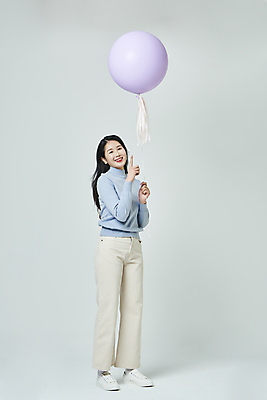 포토 JPG 스튜디오촬영 전신 우먼라이프 응시 여자 회색배경 실내 한명 서기 미소 20대 성인 옆모습 쇼핑 한국인 가리킴 풍선 풍선잡기 성인여자한명만 국내포토 1 라이프스타일 시선 뷰포인트 백그라운드 모션 표정 사람 동양인 손짓 청년 내부 회색 잡기 여자한명만 성인여자만 파일형식