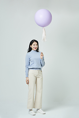 포토 JPG 스튜디오촬영 전신 우먼라이프 응시 여자 회색배경 실내 한명 서기 미소 20대 성인 앞모습 쇼핑 한국인 풍선 풍선잡기 성인여자한명만 국내포토 1 라이프스타일 시선 뷰포인트 백그라운드 모션 표정 사람 동양인 청년 내부 회색 잡기 여자한명만 성인여자만 파일형식