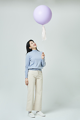 포토 JPG 스튜디오촬영 전신 우먼라이프 응시 여자 회색배경 실내 한명 서기 미소 20대 성인 앞모습 옆모습 쇼핑 한국인 올려보기 풍선 풍선잡기 성인여자한명만 국내포토 1 라이프스타일 시선 뷰포인트 백그라운드 모션 표정 사람 동양인 청년 내부 회색 잡기 여자한명만 성인여자만 파일형식