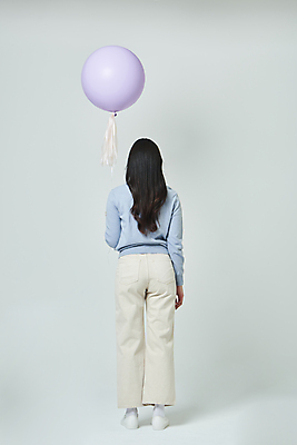 포토 JPG 스튜디오촬영 전신 우먼라이프 여자 회색배경 실내 한명 서기 20대 성인 뒷모습 쇼핑 한국인 풍선 풍선잡기 성인여자한명만 국내포토 1 라이프스타일 뷰포인트 백그라운드 모션 사람 동양인 청년 내부 회색 잡기 여자한명만 성인여자만 파일형식