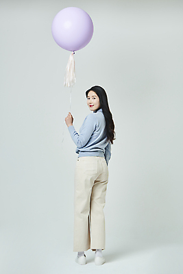 포토 JPG 스튜디오촬영 전신 우먼라이프 응시 여자 회색배경 실내 한명 서기 미소 20대 성인 뒷모습 쇼핑 한국인 뒤돌아보기 풍선 풍선잡기 성인여자한명만 국내포토 1 라이프스타일 시선 뷰포인트 백그라운드 모션 표정 사람 동양인 청년 내부 회색 잡기 여자한명만 성인여자만 파일형식