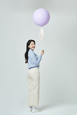 포토 JPG 스튜디오촬영 전신 우먼라이프 응시 여자 회색배경 실내 한명 서기 미소 20대 성인 뒷모습 쇼핑 한국인 뒤돌아보기 풍선 풍선잡기 성인여자한명만 국내포토 1 라이프스타일 시선 뷰포인트 백그라운드 모션 표정 사람 동양인 청년 내부 회색 잡기 여자한명만 성인여자만 파일형식