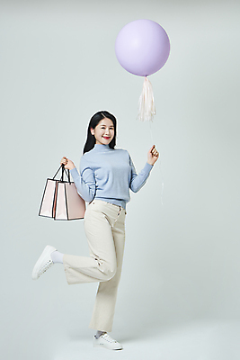 포토 JPG 스튜디오촬영 전신 우먼라이프 응시 여자 회색배경 실내 한명 미소 들기 20대 성인 옆모습 쇼핑 쇼핑백 한국인 풍선 다리들기 풍선잡기 한발서기 성인여자한명만 국내포토 1 라이프스타일 시선 뷰포인트 백그라운드 가방 모션 표정 서기 사람 동양인 청년 내부 회색 잡기 여자한명만 성인여자만 파일형식