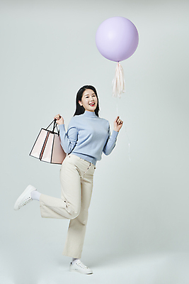 포토 JPG 스튜디오촬영 전신 우먼라이프 응시 여자 회색배경 실내 한명 미소 들기 20대 성인 앞모습 옆모습 쇼핑 쇼핑백 한국인 풍선 다리들기 풍선잡기 한발서기 성인여자한명만 국내포토 1 라이프스타일 시선 뷰포인트 백그라운드 가방 모션 표정 서기 사람 동양인 청년 내부 회색 잡기 여자한명만 성인여자만 파일형식