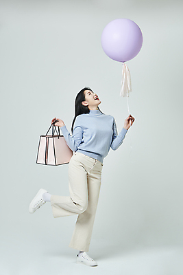 포토 JPG 스튜디오촬영 전신 우먼라이프 응시 여자 회색배경 실내 한명 미소 들기 20대 성인 앞모습 옆모습 쇼핑 쇼핑백 한국인 올려보기 풍선 다리들기 풍선잡기 한발서기 성인여자한명만 국내포토 1 라이프스타일 시선 뷰포인트 백그라운드 가방 모션 표정 서기 사람 동양인 청년 내부 회색 잡기 여자한명만 성인여자만 파일형식