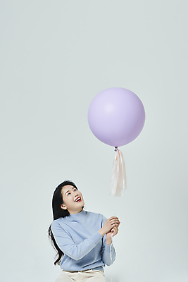 포토 JPG 스튜디오촬영 우먼라이프 응시 여자 회색배경 실내 한명 미소 상반신 20대 성인 앞모습 쇼핑 한국인 올려보기 풍선 풍선잡기 성인여자한명만 국내포토 1 라이프스타일 시선 뷰포인트 백그라운드 모션 표정 사람 동양인 청년 내부 회색 잡기 여자한명만 성인여자만 파일형식