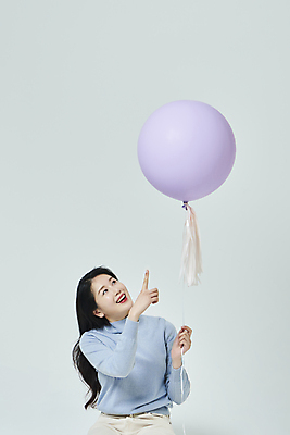 포토 JPG 스튜디오촬영 우먼라이프 응시 여자 회색배경 실내 한명 미소 상반신 20대 성인 앞모습 쇼핑 한국인 올려보기 가리킴 풍선 풍선잡기 성인여자한명만 국내포토 1 라이프스타일 시선 뷰포인트 백그라운드 모션 표정 사람 동양인 손짓 청년 내부 회색 잡기 여자한명만 성인여자만 파일형식