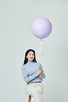 포토 JPG 스튜디오촬영 우먼라이프 응시 여자 의자 회색배경 실내 한명 미소 앉기 상반신 20대 성인 앞모습 쇼핑 한국인 다리꼬기 풍선 풍선잡기 성인여자한명만 국내포토 1 라이프스타일 시선 뷰포인트 가구 백그라운드 모션 표정 사람 동양인 청년 내부 회색 잡기 여자한명만 성인여자만 파일형식