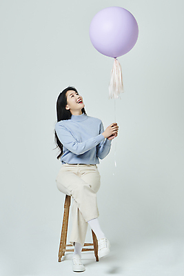 포토 JPG 스튜디오촬영 전신 우먼라이프 응시 여자 의자 회색배경 실내 한명 미소 앉기 20대 성인 앞모습 쇼핑 한국인 올려보기 다리꼬기 풍선 풍선잡기 성인여자한명만 국내포토 1 라이프스타일 시선 뷰포인트 가구 백그라운드 모션 표정 사람 동양인 청년 내부 회색 잡기 여자한명만 성인여자만 파일형식