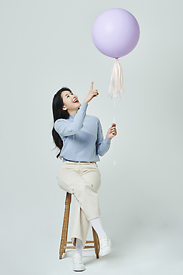 포토 JPG 스튜디오촬영 전신 우먼라이프 응시 여자 의자 회색배경 실내 한명 미소 앉기 20대 성인 앞모습 쇼핑 한국인 올려보기 다리꼬기 가리킴 풍선 풍선잡기 성인여자한명만 국내포토 1 라이프스타일 시선 뷰포인트 가구 백그라운드 모션 표정 사람 동양인 손짓 청년 내부 회색 잡기 여자한명만 성인여자만 파일형식