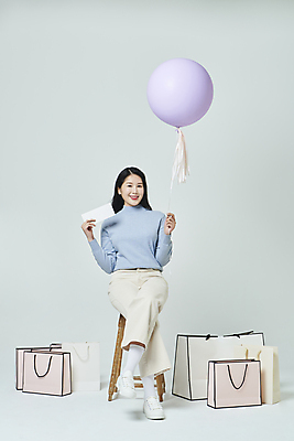 포토 JPG 스튜디오촬영 전신 우먼라이프 응시 여자 의자 회색배경 실내 한명 미소 들기 앉기 20대 성인 앞모습 쇼핑 쇼핑백 한국인 다리꼬기 쿠폰 풍선 풍선잡기 성인여자한명만 국내포토 1 라이프스타일 시선 뷰포인트 가구 백그라운드 가방 모션 표정 사람 동양인 청년 내부 회색 잡기 여자한명만 성인여자만 파일형식