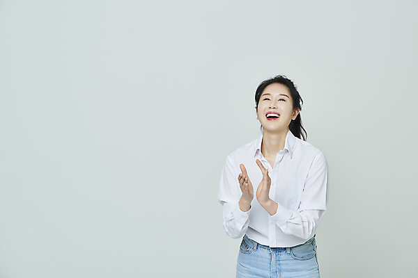 포토 JPG 스튜디오촬영 우먼라이프 응시 여자 회색배경 실내 한명 웃음 상반신 20대 성인 앞모습 쇼핑 한국인 올려보기 박수 성인여자한명만 국내포토 1 라이프스타일 시선 뷰포인트 백그라운드 모션 표정 사람 동양인 손짓 청년 내부 회색 여자한명만 성인여자만 파일형식