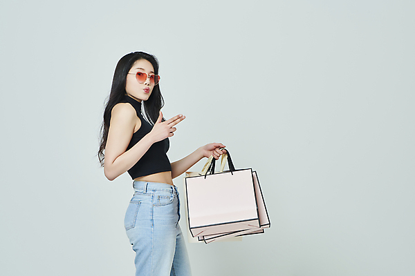 포토 JPG 스튜디오촬영 우먼라이프 여자 회색배경 실내 한명 들기 상반신 20대 성인 옆모습 쇼핑 선글라스 쇼핑백 한국인 입내밀기 권총모양 사랑의총알 성인여자한명만 국내포토 1 라이프스타일 안경 뷰포인트 백그라운드 가방 모션 사람 동양인 손짓 청년 내부 회색 여자한명만 성인여자만 파일형식