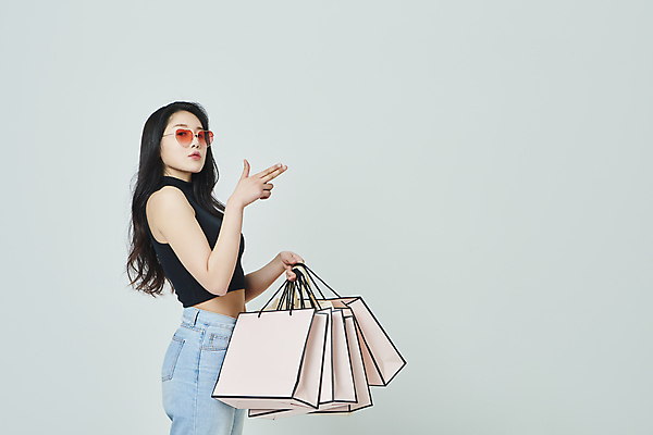 포토 JPG 스튜디오촬영 우먼라이프 응시 여자 회색배경 실내 한명 들기 상반신 20대 성인 옆모습 쇼핑 선글라스 쇼핑백 한국인 권총모양 사랑의총알 성인여자한명만 국내포토 1 라이프스타일 시선 안경 뷰포인트 백그라운드 가방 모션 사람 동양인 손짓 청년 내부 회색 여자한명만 성인여자만 파일형식