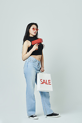 포토 JPG 스튜디오촬영 전신 우먼라이프 응시 여자 회색배경 실내 한명 서기 들기 20대 성인 옆모습 쇼핑 선글라스 쇼핑백 세일 한국인 조준 성인여자한명만 머니건 국내포토 1 라이프스타일 시선 안경 뷰포인트 백그라운드 돈 가방 모션 사람 동양인 청년 내부 회색 총 여자한명만 성인여자만 파일형식