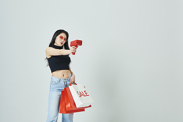 포토 JPG 스튜디오촬영 우먼라이프 응시 여자 회색배경 실내 한명 들기 상반신 20대 성인 옆모습 쇼핑 선글라스 쇼핑백 세일 한국인 조준 총쏘기 성인여자한명만 머니건 국내포토 1 라이프스타일 시선 안경 뷰포인트 백그라운드 돈 가방 모션 사람 동양인 청년 내부 회색 총 여자한명만 성인여자만 파일형식