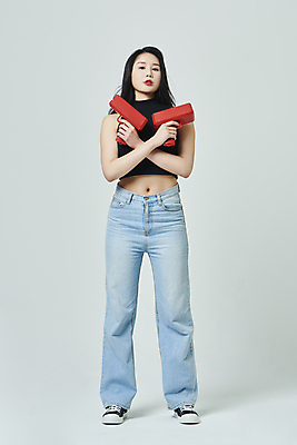 포토 JPG 스튜디오촬영 전신 우먼라이프 응시 여자 회색배경 실내 한명 서기 들기 20대 성인 앞모습 쇼핑 한국인 교차 성인여자한명만 머니건 국내포토 1 라이프스타일 시선 뷰포인트 백그라운드 돈 모션 사람 동양인 청년 내부 회색 총 여자한명만 성인여자만 파일형식