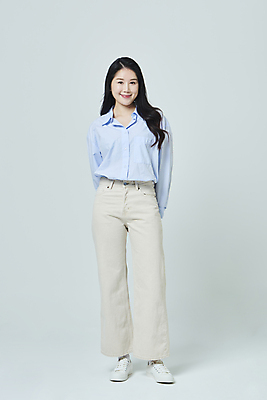 포토 JPG 스튜디오촬영 전신 우먼라이프 응시 여자 모션 회색배경 실내 한명 서기 미소 20대 성인 앞모습 캐주얼 한국인 뒷짐 성인여자한명만 국내포토 1 라이프스타일 시선 옷 뷰포인트 백그라운드 표정 사람 동양인 청년 내부 회색 여자한명만 성인여자만 파일형식
