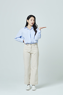포토 JPG 스튜디오촬영 전신 우먼라이프 응시 여자 허리손 모션 회색배경 안내 실내 한명 서기 손짓 20대 성인 앞모습 캐주얼 손들기 한국인 가리킴 성인여자한명만 국내포토 1 라이프스타일 시선 옷 뷰포인트 포즈 백그라운드 사람 동양인 청년 내부 회색 여자한명만 성인여자만 파일형식