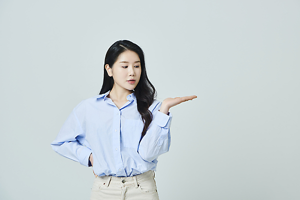 포토 JPG 스튜디오촬영 우먼라이프 응시 여자 허리손 모션 회색배경 안내 실내 한명 손짓 상반신 20대 성인 앞모습 캐주얼 손들기 한국인 가리킴 성인여자한명만 국내포토 1 라이프스타일 시선 옷 뷰포인트 포즈 백그라운드 사람 동양인 청년 내부 회색 여자한명만 성인여자만 파일형식