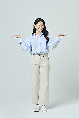포토 JPG 스튜디오촬영 전신 우먼라이프 응시 여자 모션 회색배경 안내 실내 한명 서기 미소 20대 성인 앞모습 캐주얼 손들기 한국인 가리킴 성인여자한명만 국내포토 1 라이프스타일 시선 옷 뷰포인트 백그라운드 표정 사람 동양인 손짓 청년 내부 회색 여자한명만 성인여자만 파일형식