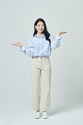 포토 JPG 스튜디오촬영 전신 우먼라이프 응시 여자 모션 회색배경 안내 실내 한명 서기 미소 손짓 20대 성인 앞모습 캐주얼 손들기 한국인 비교 성인여자한명만 국내포토 1 라이프스타일 시선 옷 뷰포인트 백그라운드 컨셉 표정 사람 동양인 청년 내부 회색 여자한명만 성인여자만 파일형식