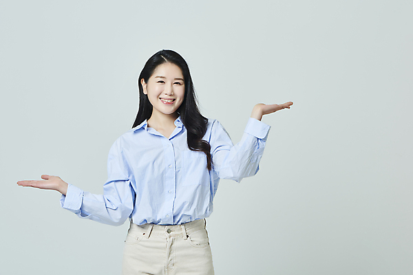 포토 JPG 스튜디오촬영 우먼라이프 응시 여자 모션 회색배경 안내 실내 한명 미소 손짓 상반신 20대 성인 앞모습 캐주얼 손들기 한국인 가리킴 비교 성인여자한명만 국내포토 1 라이프스타일 시선 옷 뷰포인트 백그라운드 컨셉 표정 사람 동양인 청년 내부 회색 여자한명만 성인여자만 파일형식