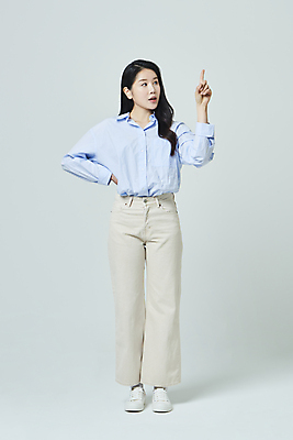 포토 JPG 스튜디오촬영 전신 우먼라이프 응시 여자 허리손 모션 회색배경 실내 한명 서기 20대 성인 앞모습 캐주얼 놀람 한국인 가리킴 성인여자한명만 국내포토 1 라이프스타일 시선 옷 감정 뷰포인트 포즈 백그라운드 표정 사람 동양인 손짓 청년 내부 회색 여자한명만 성인여자만 파일형식