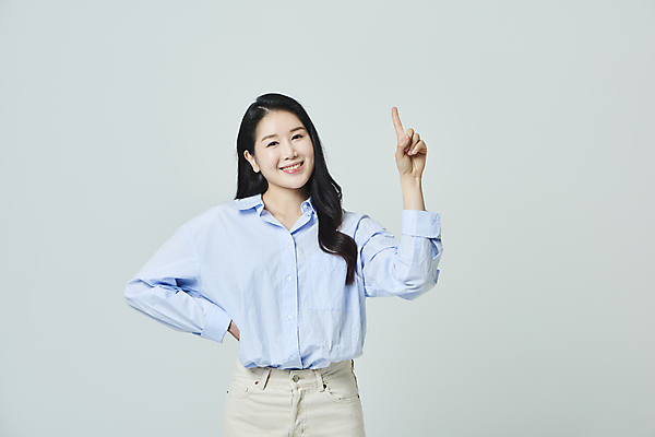 포토 JPG 스튜디오촬영 1 우먼라이프 응시 여자 허리손 모션 회색배경 실내 한명 미소 손짓 상반신 20대 성인 앞모습 캐주얼 한국인 성인여자한명만 국내포토 라이프스타일 시선 옷 뷰포인트 포즈 백그라운드 표정 사람 동양인 청년 내부 회색 여자한명만 성인여자만 파일형식