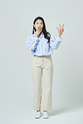 포토 JPG 스튜디오촬영 전신 우먼라이프 응시 여자 모션 회색배경 실내 3 한명 서기 손짓 20대 성인 앞모습 캐주얼 놀람 한국인 입가림 성인여자한명만 국내포토 1 라이프스타일 시선 옷 감정 뷰포인트 백그라운드 표정 사람 동양인 청년 내부 회색 가림 여자한명만 성인여자만 파일형식
