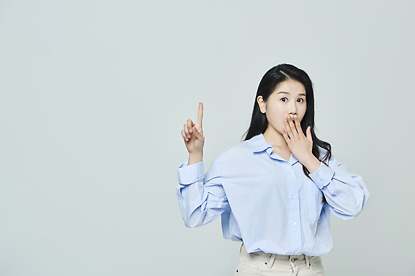 포토 JPG 스튜디오촬영 1 우먼라이프 응시 여자 모션 회색배경 실내 한명 손짓 상반신 20대 성인 앞모습 캐주얼 놀람 한국인 입가림 성인여자한명만 국내포토 라이프스타일 시선 옷 감정 뷰포인트 백그라운드 표정 사람 동양인 청년 내부 회색 가림 여자한명만 성인여자만 파일형식