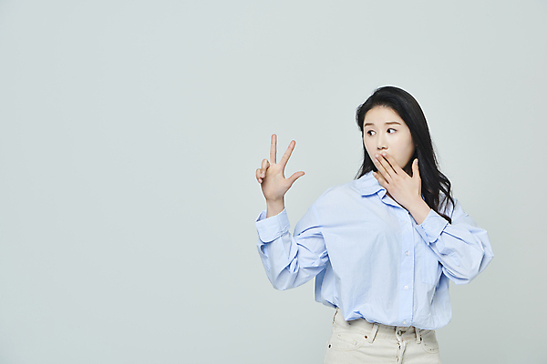 포토 JPG 스튜디오촬영 우먼라이프 응시 여자 모션 회색배경 실내 3 한명 손짓 상반신 20대 성인 앞모습 캐주얼 놀람 한국인 입가림 성인여자한명만 국내포토 1 라이프스타일 시선 옷 감정 뷰포인트 백그라운드 표정 사람 동양인 청년 내부 회색 가림 여자한명만 성인여자만 파일형식