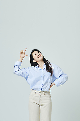포토 JPG 스튜디오촬영 우먼라이프 응시 여자 허리손 모션 회색배경 실내 한명 미소 상반신 20대 성인 앞모습 캐주얼 한국인 올려보기 가리킴 성인여자한명만 국내포토 1 라이프스타일 시선 옷 뷰포인트 포즈 백그라운드 표정 사람 동양인 손짓 청년 내부 회색 여자한명만 성인여자만 파일형식