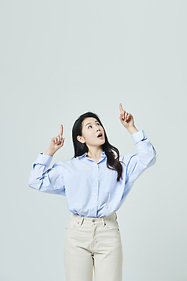 포토 JPG 스튜디오촬영 우먼라이프 여자 모션 회색배경 안내 실내 한명 상반신 20대 성인 앞모습 캐주얼 놀람 한국인 올려보기 가리킴 성인여자한명만 국내포토 1 라이프스타일 옷 감정 뷰포인트 백그라운드 표정 사람 동양인 손짓 청년 내부 회색 여자한명만 성인여자만 파일형식