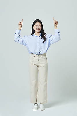 포토 JPG 스튜디오촬영 전신 우먼라이프 응시 여자 모션 회색배경 안내 실내 윙크 한명 서기 미소 20대 성인 앞모습 캐주얼 한국인 가리킴 성인여자한명만 국내포토 1 라이프스타일 시선 옷 뷰포인트 백그라운드 표정 사람 동양인 손짓 청년 내부 회색 여자한명만 성인여자만 파일형식