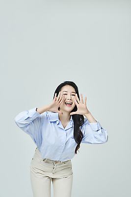 포토 JPG 스튜디오촬영 우먼라이프 응시 여자 모션 회색배경 실내 한명 미소 상반신 20대 성인 앞모습 캐주얼 외침 한국인 손모으기 성인여자한명만 국내포토 1 라이프스타일 시선 옷 뷰포인트 백그라운드 표정 사람 동양인 손짓 청년 내부 소리 회색 여자한명만 성인여자만 파일형식