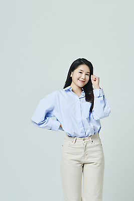 포토 JPG 스튜디오촬영 우먼라이프 응시 여자 허리손 모션 회색배경 실내 한명 미소 상반신 20대 성인 앞모습 캐주얼 손들기 파이팅 주먹 한국인 성인여자한명만 국내포토 1 라이프스타일 시선 옷 뷰포인트 포즈 백그라운드 표정 사람 동양인 청년 내부 회색 여자한명만 성인여자만 파일형식