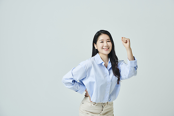 포토 JPG 스튜디오촬영 우먼라이프 응시 여자 허리손 모션 회색배경 실내 한명 미소 상반신 20대 성인 앞모습 캐주얼 손들기 파이팅 주먹 한국인 성인여자한명만 국내포토 1 라이프스타일 시선 옷 뷰포인트 포즈 백그라운드 표정 사람 동양인 청년 내부 회색 여자한명만 성인여자만 파일형식