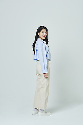 포토 JPG 스튜디오촬영 전신 우먼라이프 응시 여자 모션 회색배경 실내 한명 서기 미소 20대 성인 옆모습 캐주얼 한국인 뒤돌아보기 성인여자한명만 국내포토 1 라이프스타일 시선 옷 뷰포인트 백그라운드 표정 사람 동양인 청년 내부 회색 여자한명만 성인여자만 파일형식