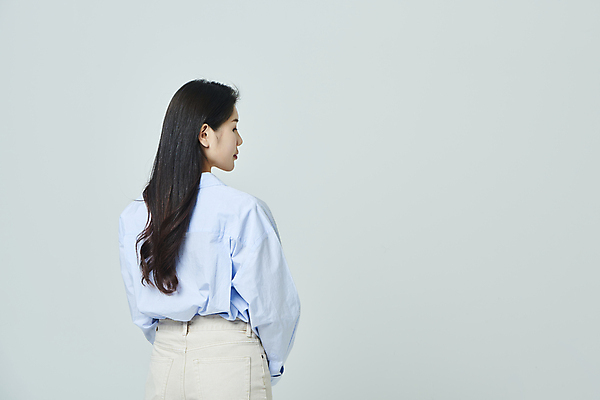 포토 JPG 스튜디오촬영 우먼라이프 응시 여자 모션 회색배경 실내 한명 상반신 20대 성인 뒷모습 캐주얼 한국인 성인여자한명만 국내포토 1 라이프스타일 시선 옷 뷰포인트 백그라운드 사람 동양인 청년 내부 회색 여자한명만 성인여자만 파일형식