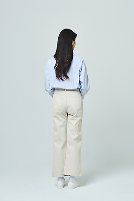 포토 JPG 스튜디오촬영 전신 우먼라이프 여자 모션 회색배경 실내 한명 서기 20대 성인 뒷모습 캐주얼 한국인 성인여자한명만 국내포토 1 라이프스타일 옷 뷰포인트 백그라운드 사람 동양인 청년 내부 회색 여자한명만 성인여자만 파일형식