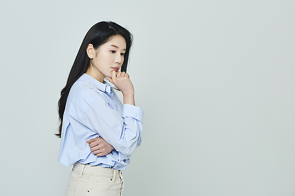 포토 JPG 스튜디오촬영 우먼라이프 응시 여자 생각 모션 회색배경 실내 한명 상반신 20대 성인 옆모습 캐주얼 턱괴기 한국인 고민 성인여자한명만 국내포토 1 라이프스타일 시선 옷 감정 뷰포인트 백그라운드 사람 동양인 청년 내부 회색 여자한명만 성인여자만 파일형식