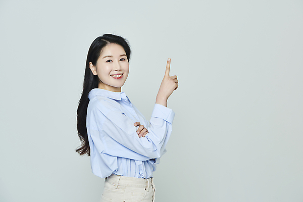 포토 JPG 스튜디오촬영 우먼라이프 응시 여자 모션 회색배경 아이디어 실내 한명 미소 손짓 상반신 20대 성인 옆모습 캐주얼 손들기 한국인 가리킴 성인여자한명만 국내포토 1 라이프스타일 시선 옷 뷰포인트 백그라운드 컨셉 표정 사람 동양인 청년 내부 회색 여자한명만 성인여자만 파일형식