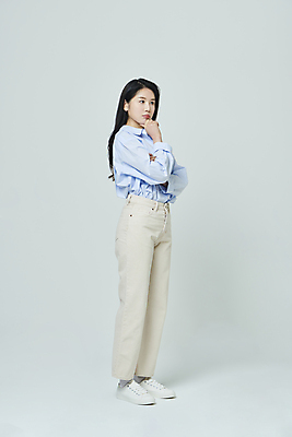 포토 JPG 스튜디오촬영 전신 우먼라이프 응시 여자 모션 회색배경 실내 한명 서기 20대 성인 옆모습 캐주얼 턱괴기 한국인 고민 성인여자한명만 국내포토 1 라이프스타일 시선 옷 감정 뷰포인트 백그라운드 사람 동양인 청년 내부 회색 여자한명만 성인여자만 파일형식