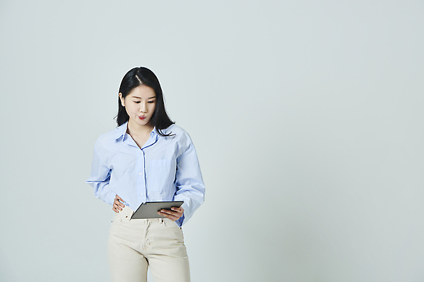 포토 JPG 스튜디오촬영 우먼라이프 응시 여자 허리손 모션 회색배경 실내 한명 들기 상반신 20대 성인 앞모습 캐주얼 태블릿 한국인 고민 성인여자한명만 국내포토 1 라이프스타일 시선 옷 감정 뷰포인트 포즈 백그라운드 사람 동양인 청년 내부 전자제품 스마트기기 회색 여자한명만 성인여자만 파일형식